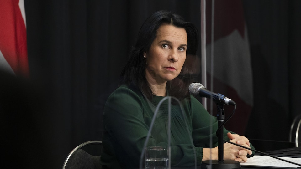 La mairesse de Montréal, Valérie Plante, en point de presse devant un micro.