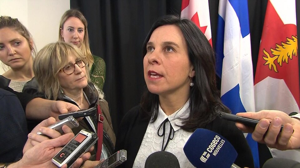 Mme Plante en mêlée de presse.