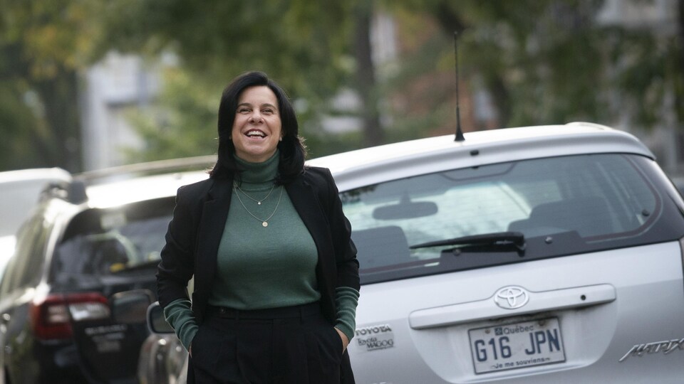 Valérie Plante marchant dans la rue.
