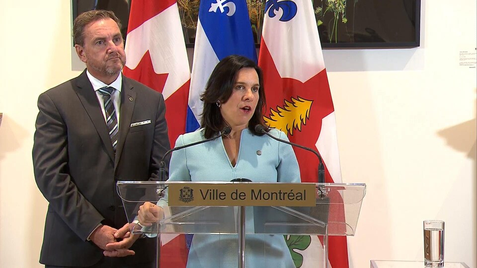 Valérie Plante devant un lutrin, accompagnée du maire de Verdun.