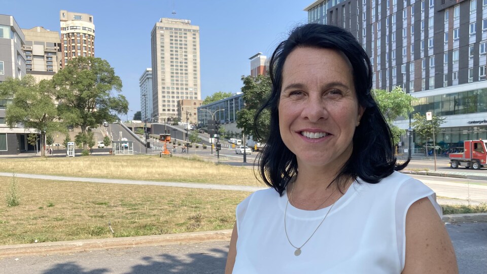 Valérie Plante devant l'Îlot Voyageur.