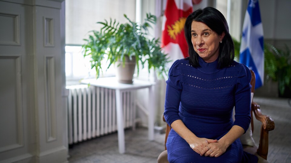 Valérie Plante assise sur une chaise.