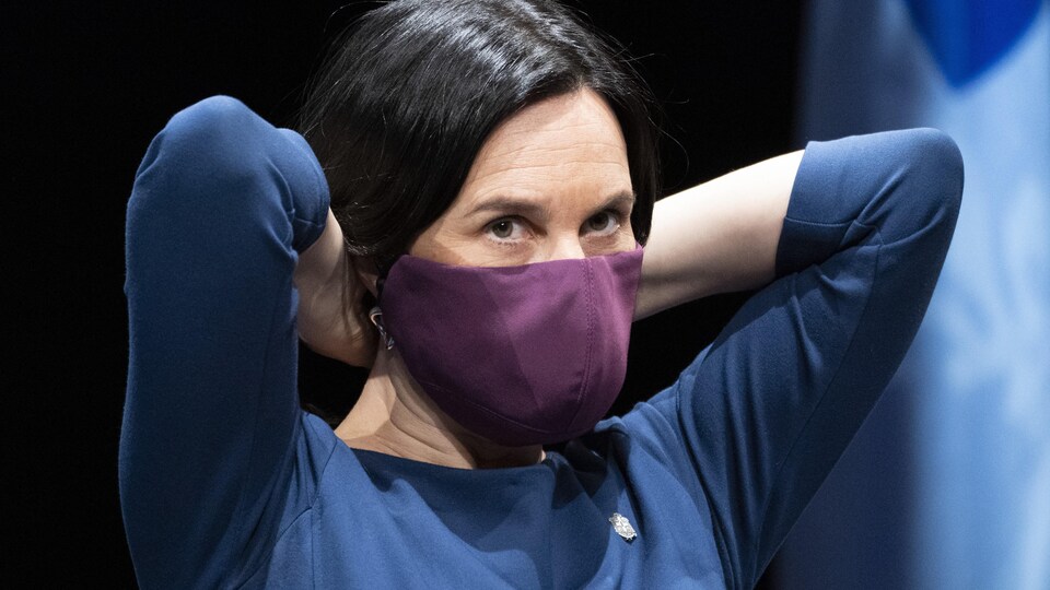 La mairesse de Montréal Valérie Plante ajuste son couvre-visage.
