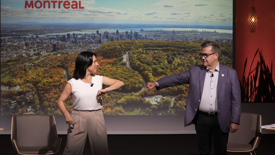Denis Coderre présente le poing à la mairesse, tandis que celle-ci lui présente le coude.