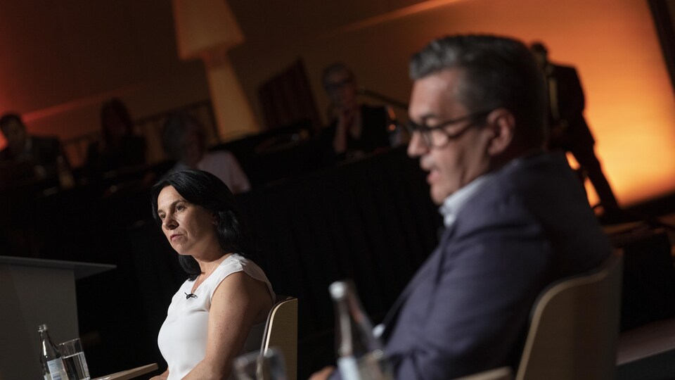 Valérie Plante et Denis Coderre assis lors d'un débat.