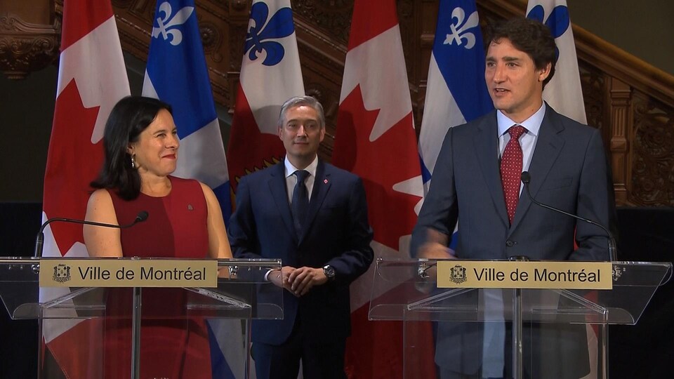 La mairesse Valérie Plante et le premier ministre Justin Trudeau. En retrait, le ministre fédéral de l'Infrastructure et des Collectivités, François-Philippe Champagne.