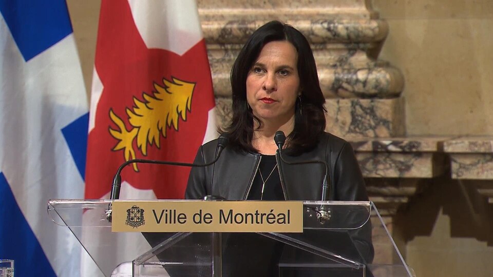 Valérie Plante répond aux questions des journalistes à l'hôtel de ville.