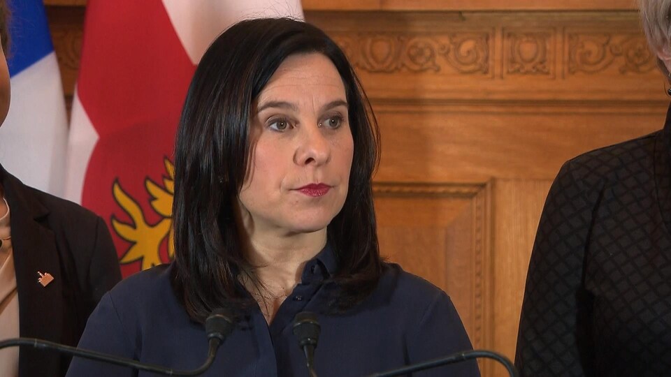 Valérie Plante répond aux questions des journalistes à l'hôtel de ville de Montréal.