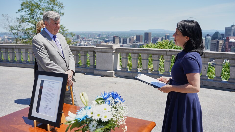 Lucien Bouchard et Valérie Plante sur le sommet du mont Royal.