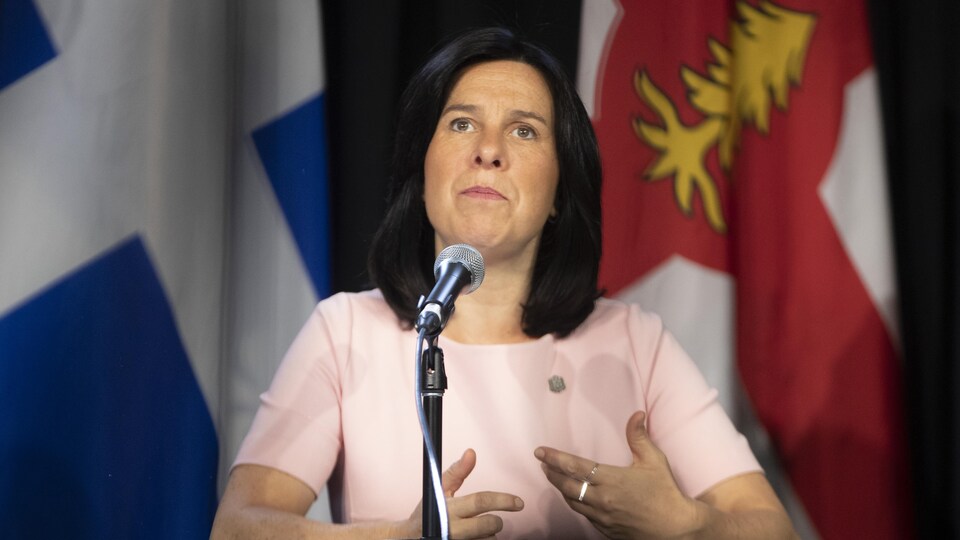 Valérie Plante assise durant une conférence de presse.