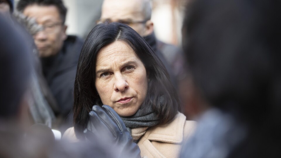 Valérie Plante parle avec des personnes dans le Quartier chinois, à Montréal.