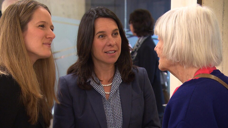 La candidate de Projet Montréal, Valérie Plante (au centre), rencontre une électrice.