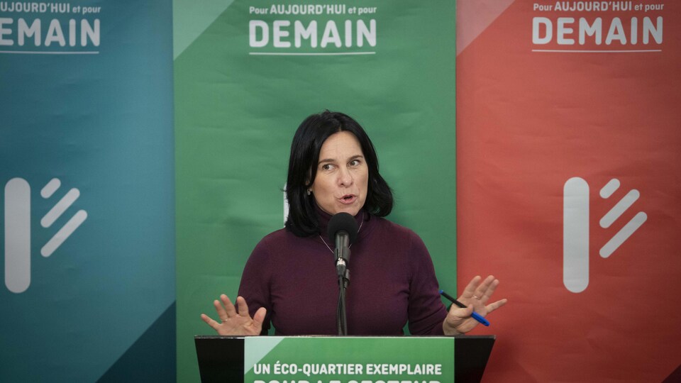 Valérie Plante s'adresse aux médias.