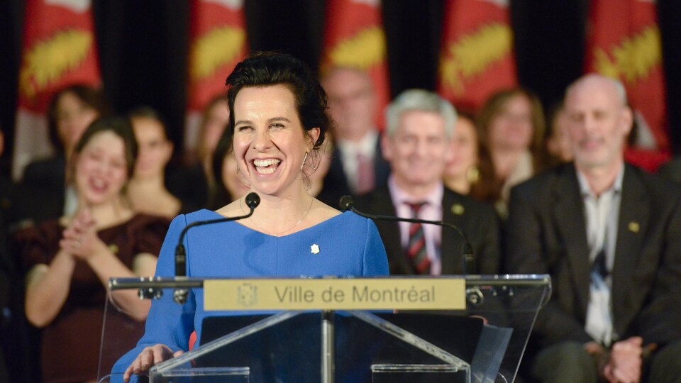 La mairesse de Montréal, Valérie Plante, à un podium identifié à la Ville de Montréal, prononçant un discours lors de son assermentation, le 16 novembre 2017.