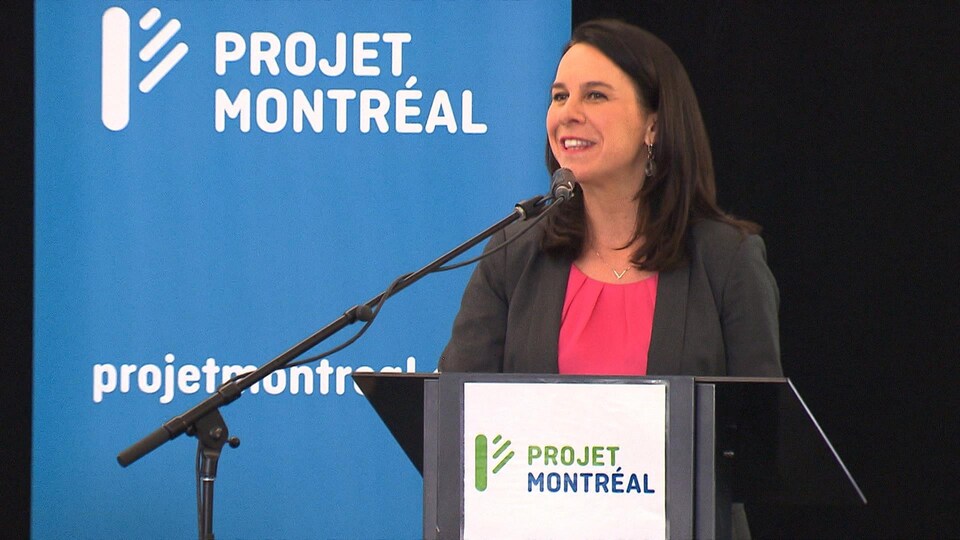 La chef de Projet Montréal Valérie Plante devant un podium au logo de son parti.