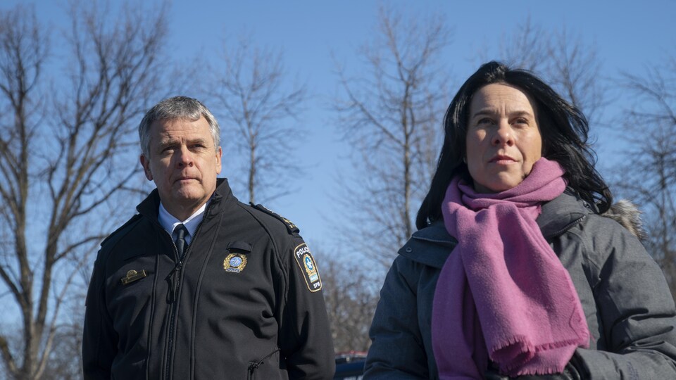 La mairesse de Montréal, Valérie Plante, et le directeur du SPVM, Sylvain Caron, à l'extérieur.
