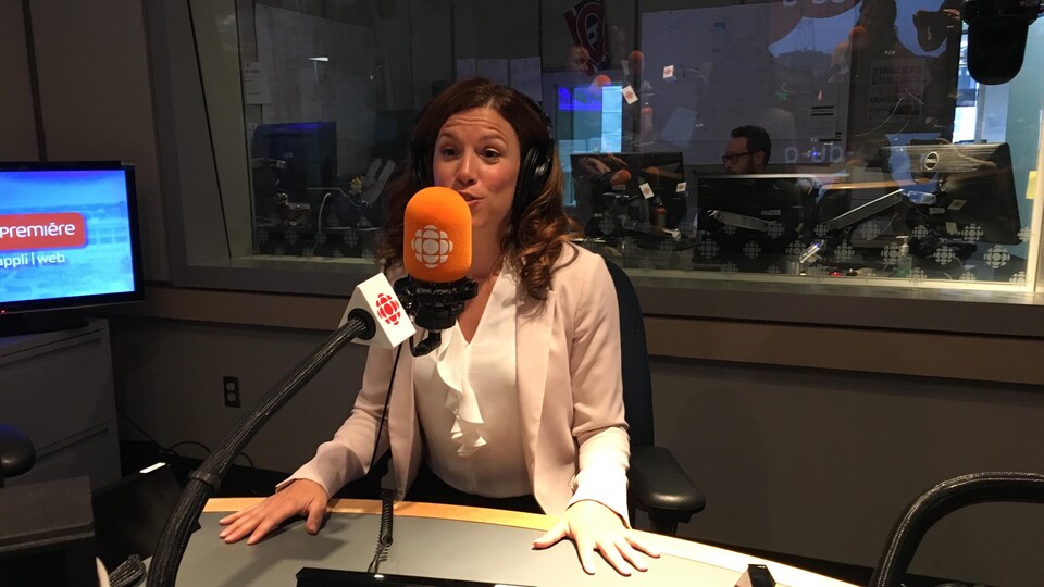 Valérie Renaud-Martin au micro en train de parler à la radio