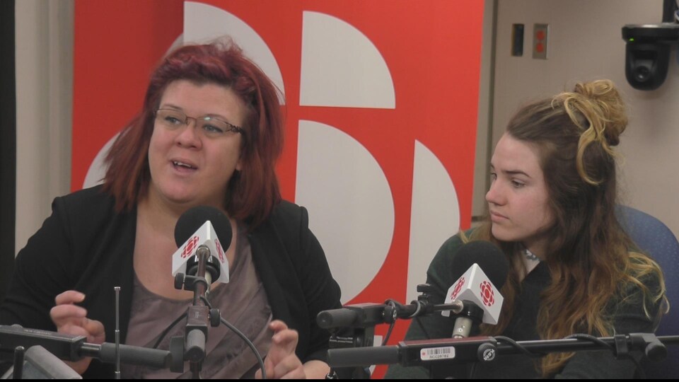La coordonnatrice du Centre d'action bénévole de Chicoutimi Valérie Tremblay et la bénévole Jessica Prescott