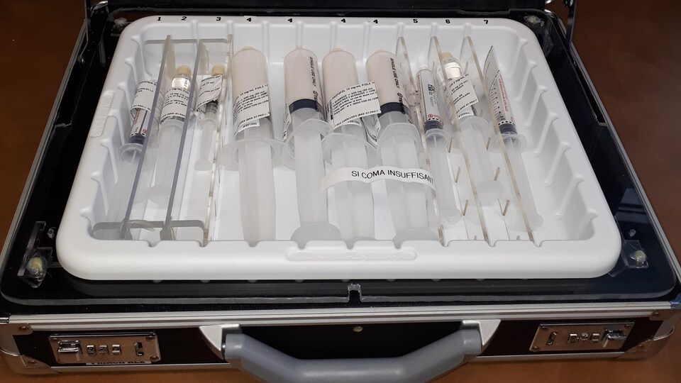 Une valise ouverte contenant des seringues remplies de médicaments servant à l'aide médicale à mourir.