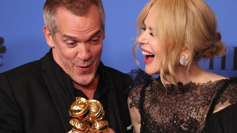 Jean-Marc Vallée et Nicole Kidman tiennent dans leurs mains les statuettes des Golden Globes.