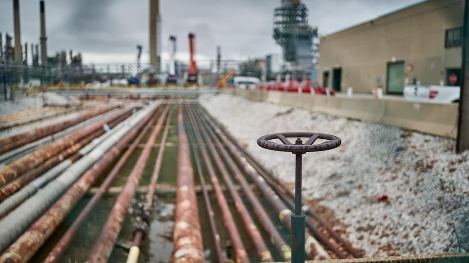 Une valve dans un complexe pétrochimique de Sarnia en Ontario.          