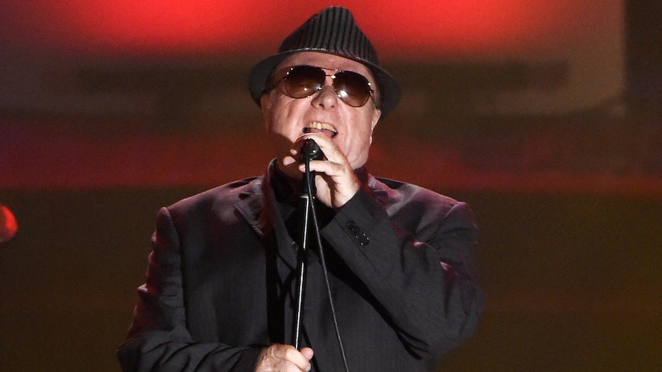 Le chanteur Van Morrison chantant au Annual Songwriters Hall of Fame Induction and Awards Gala, à New York, en juin 2015.