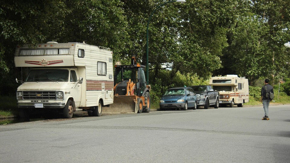 Des caravanes et des voitures stationnées en bordure de route