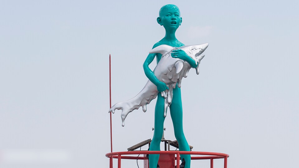 La statue Boy Holding a Shark.
