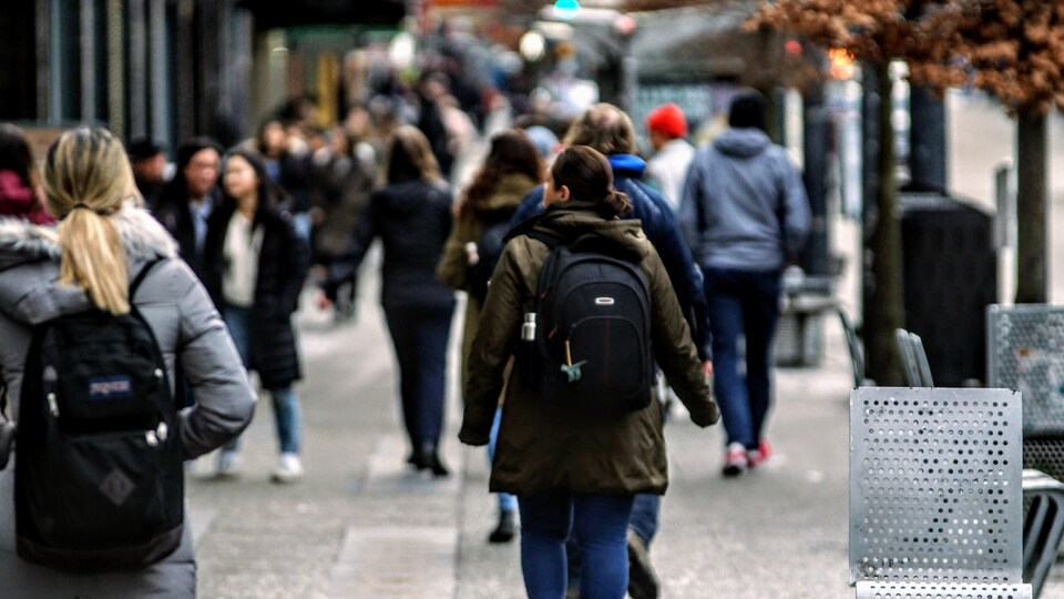 De nombreux passants marchent sur la rue Granville à Vancouver.