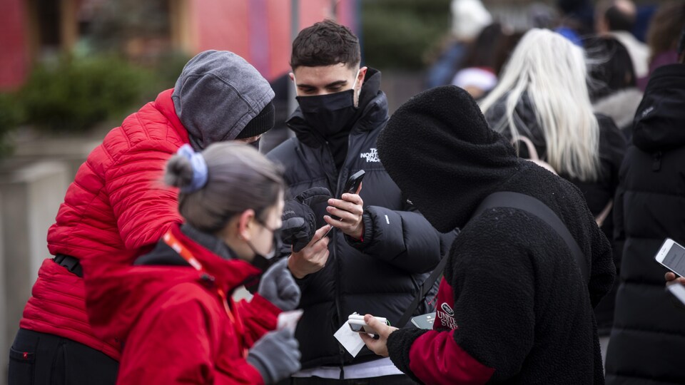 Des Britanno-Colombiens masqués sont rassemblés à Vancouver.