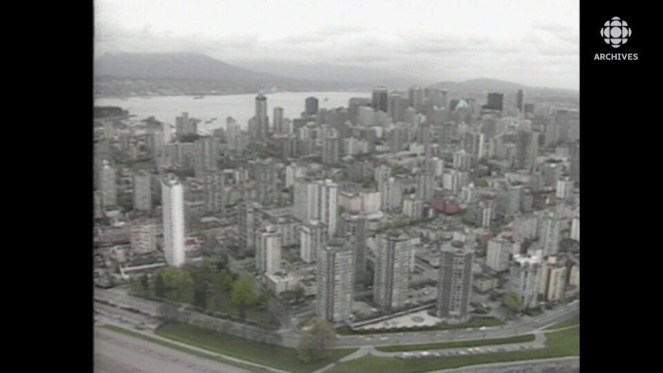 Vue aérienne du centre-ville de Vancouver en 1986.
