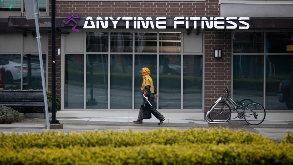 Un homme marche devant un centre d'entraînement fermé en raison de la pandémie.