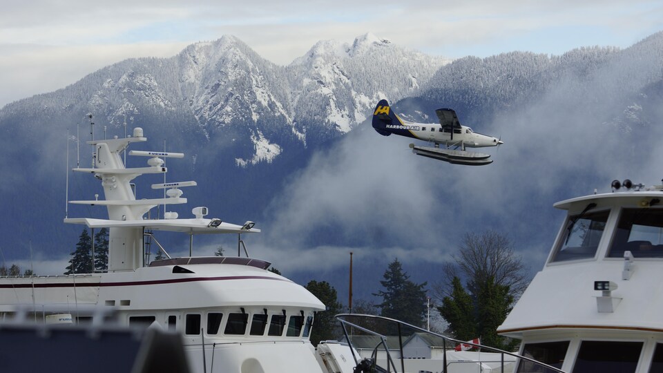 Un hydravion se pose sur l'anse Burrard à Vancouver.
