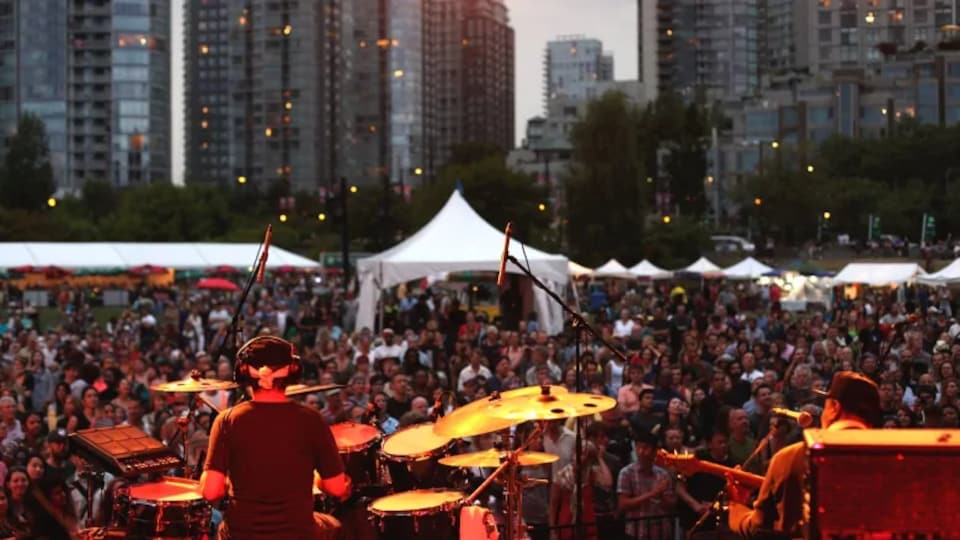 Un musicien devant une foule à Vancouver.