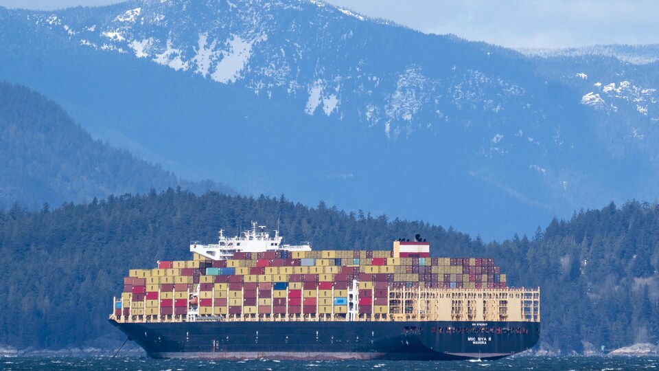 Un porte-conteneurs sur la côte pacifique canadienne.