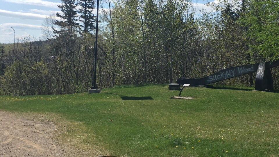 Une sculpture vandalisée.