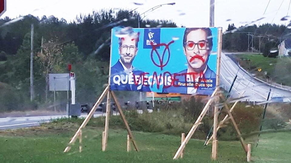 Une pancarte vandalisée d'Alexis Brunelle-Duceppe.
