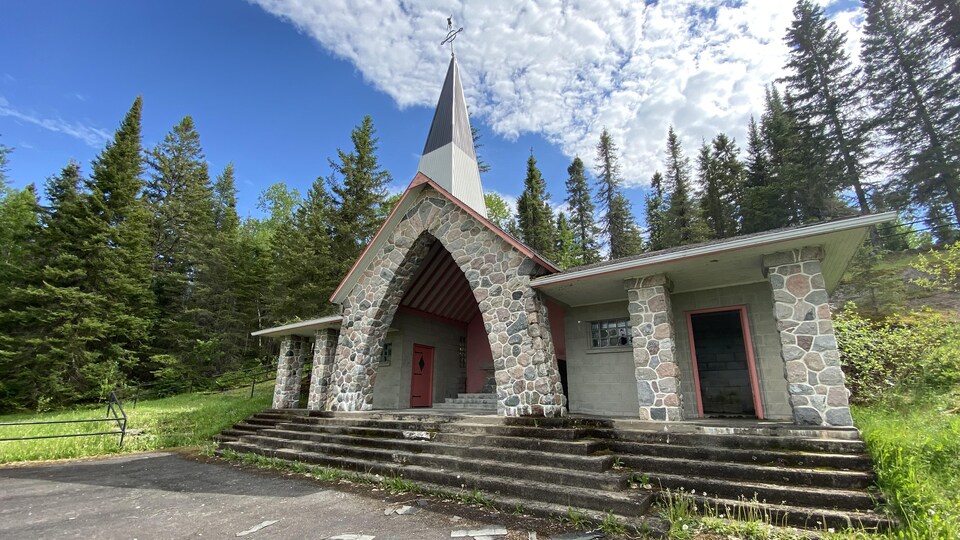 Un petite chapelle extérieure en pierres.