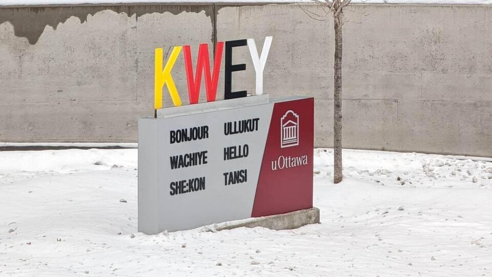 Une enseigne en langues autochtones à l'Université d'Ottawa. 