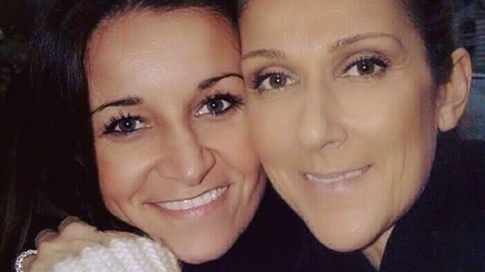 Les deux femmes se tiennent dans leurs bras et sourient.