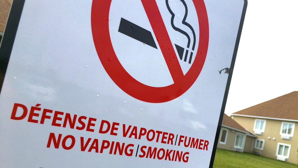 Affiche interdisant la cigarette et le vapotage.