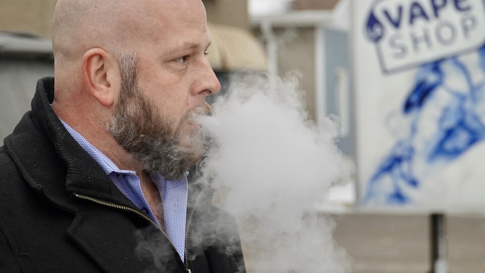un homme qui vapote