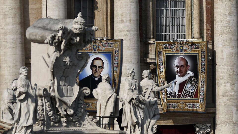 Les portraits géants d'Oscar Romero et de Paul VI sont accrochés sur la façade extérieure de la basilique Saint-Pierre de Rome lors de la cérémonie de leur canonisation.