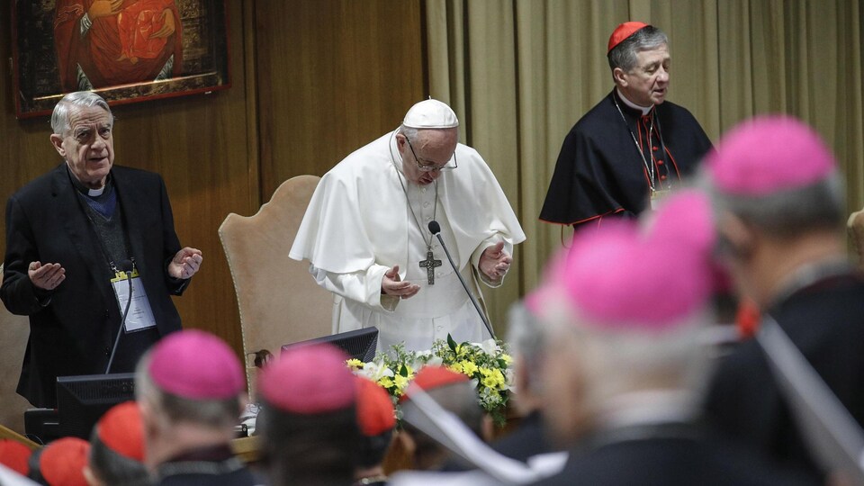 Le pape préside une prière avec des évêques au Vatican.