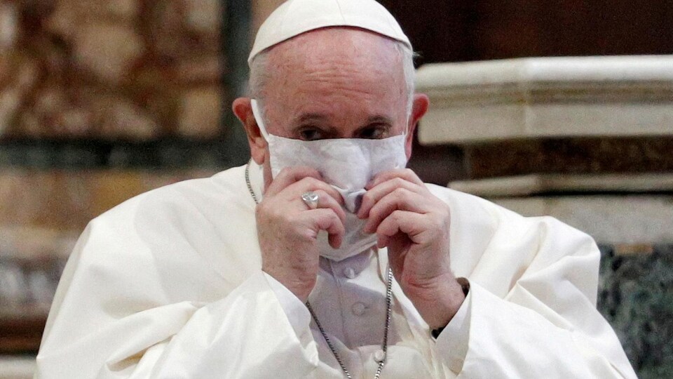 Le pape François avec un masque.