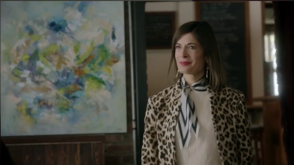 Anne-Marie Cadieux devant une toile de Vé Boisvert.