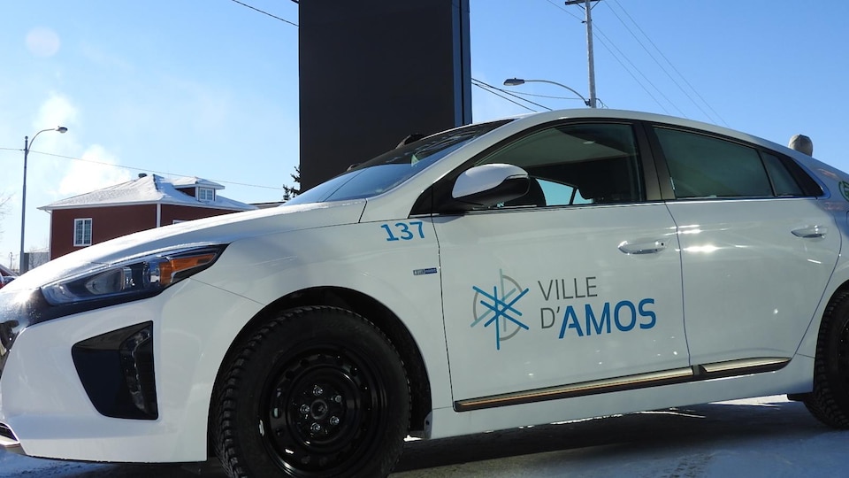 Une voiture porte le logo de la Ville d'Amos devant le concessionnaire Hyundai.