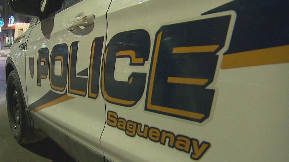 Un véhicule du Service de police de Saguenay circule dans une rue. 