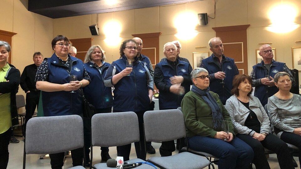 Des membres du Club Quad Les Nord-Côtiers écoutent une allocution du maire à l'hôtel de ville de Sept-Îles.