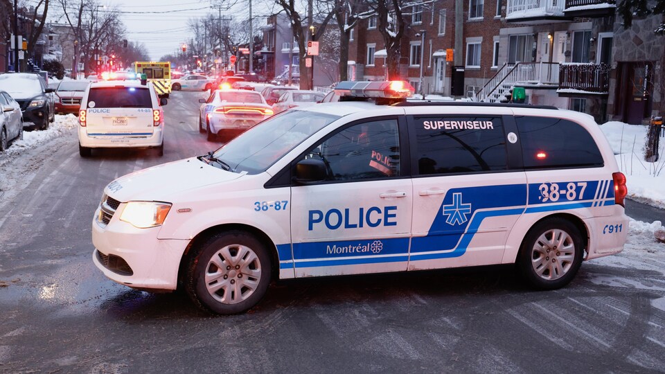 Des véhicules du Service de police de la Ville de Montréal.